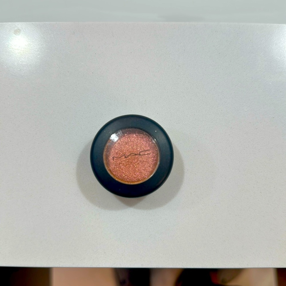 New Mac tutu good frost eye shadow​